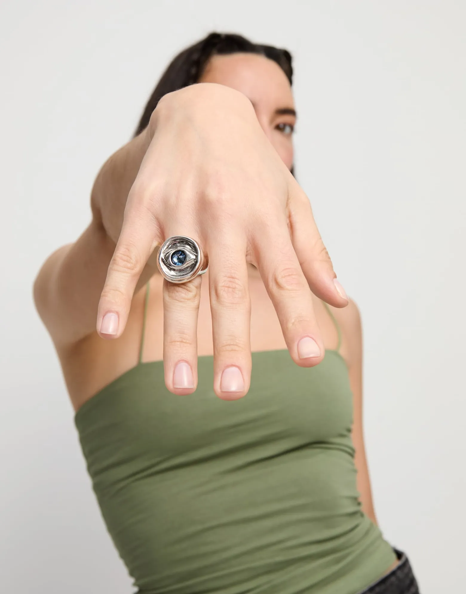 Anillo tipo sello en plata de ley y forma de ojo con cristal facetado azul