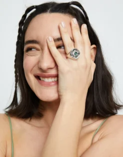 Anillo tipo sello en plata de ley y forma de ojo con cristal facetado verde