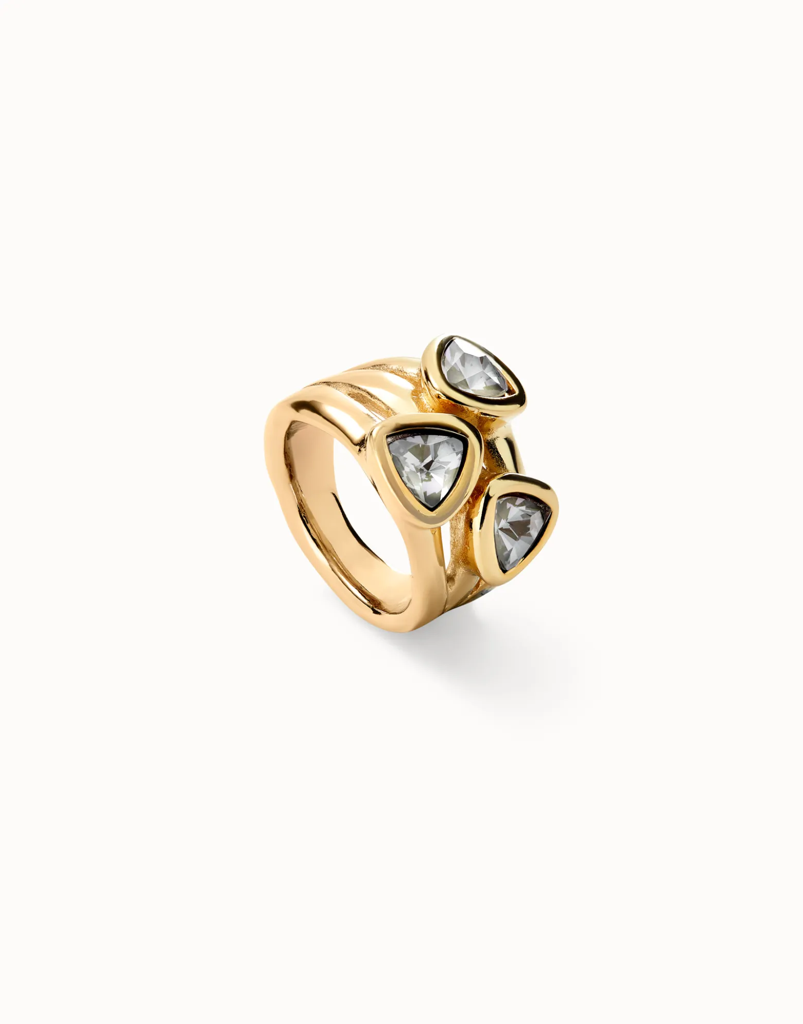 Anillo triangular bañado en oro 18k con cristales multicolor