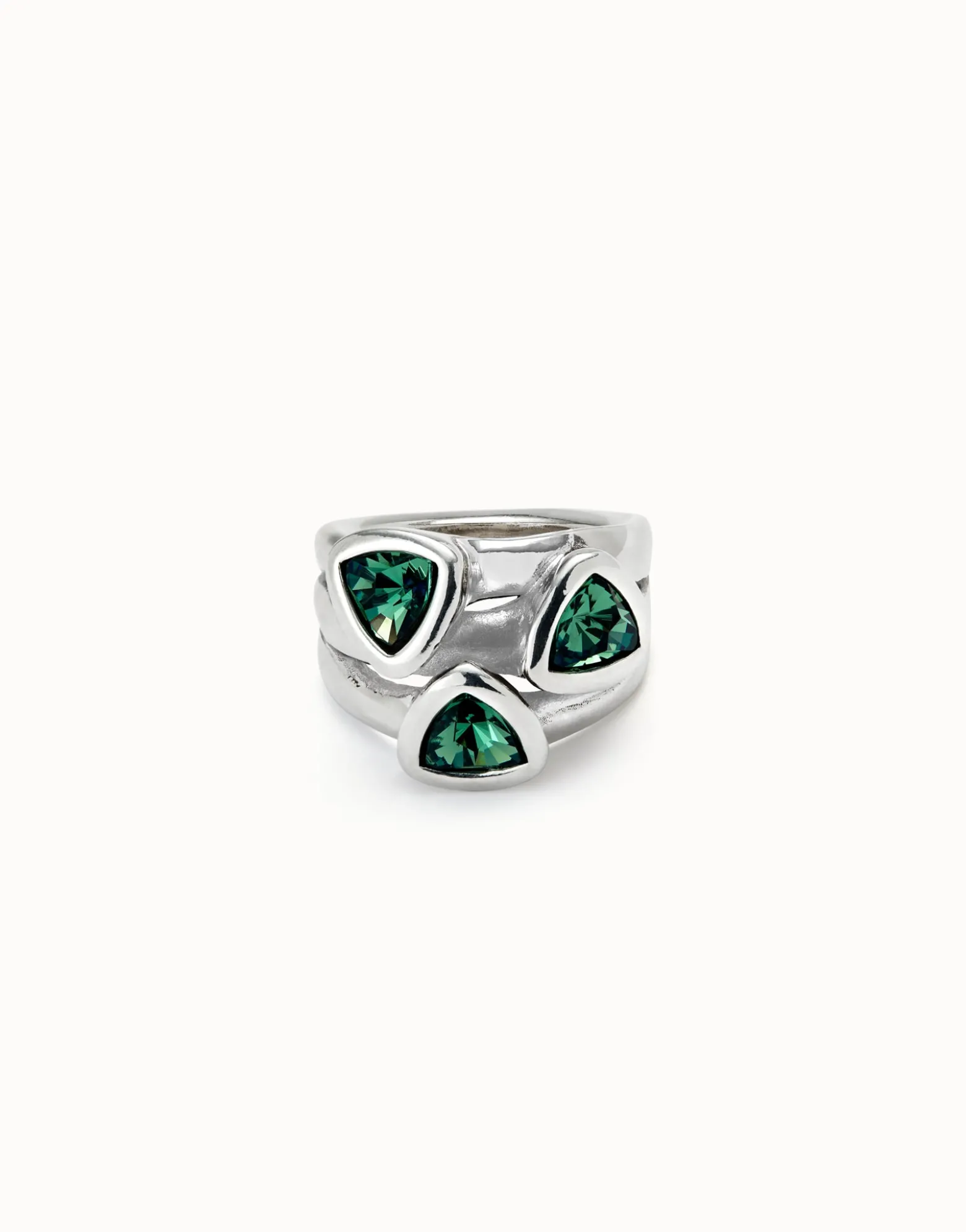 Anillo triangular bañado en plata de ley cristales verdes