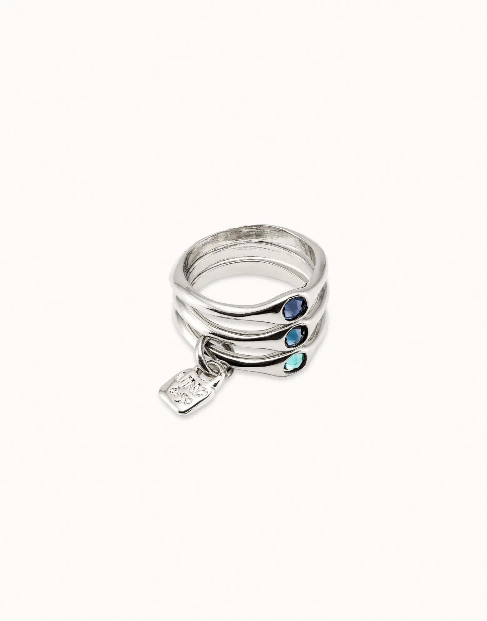 Anillo triple bañado en plata de ley con cristales azules.