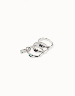 Anillo triple bañado en plata de ley con cristales azules.