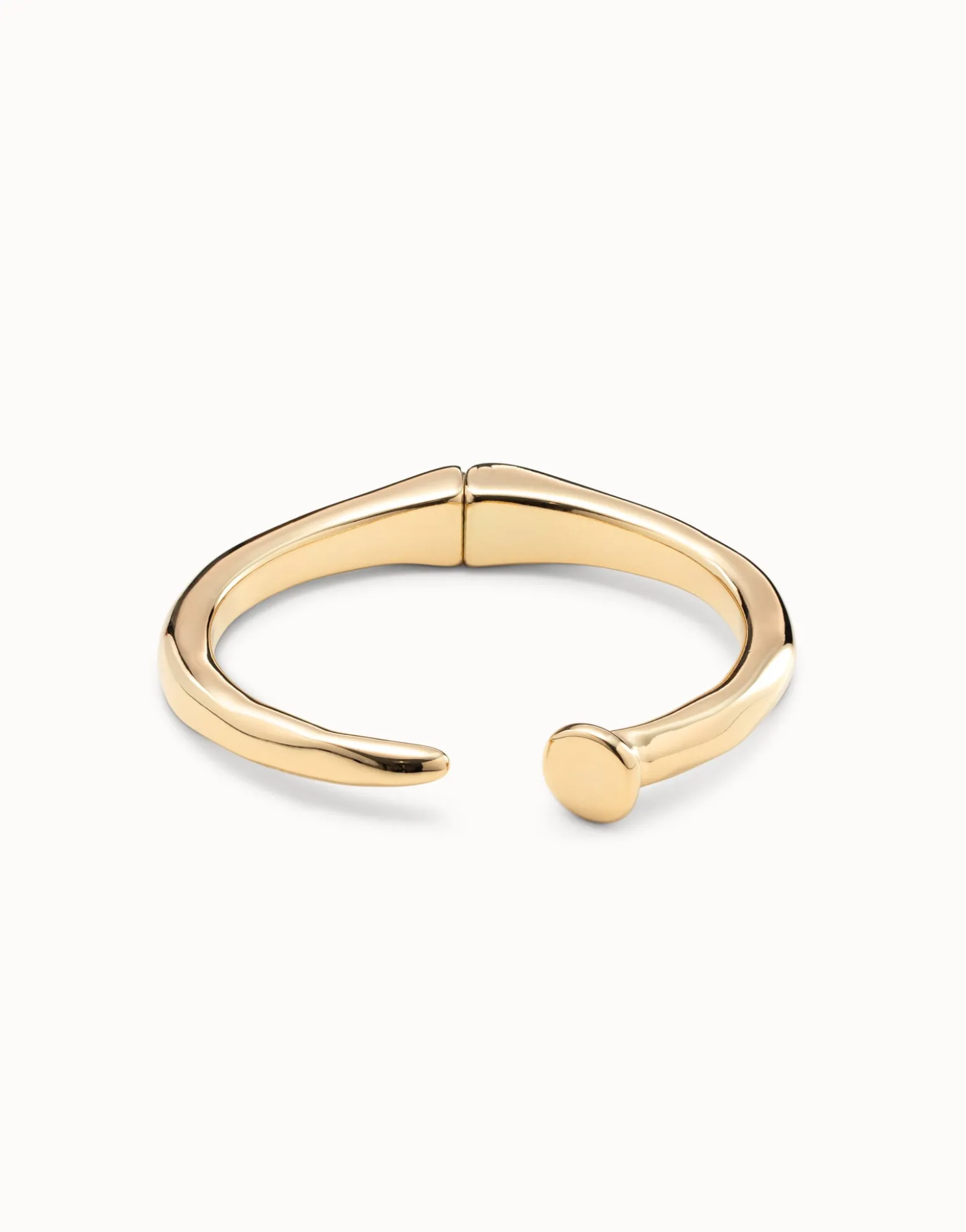 Brazalete con forma de clavo bañado en oro de 18k