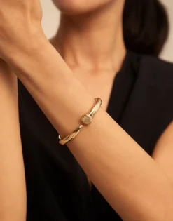 Brazalete con forma de clavo bañado en oro de 18k
