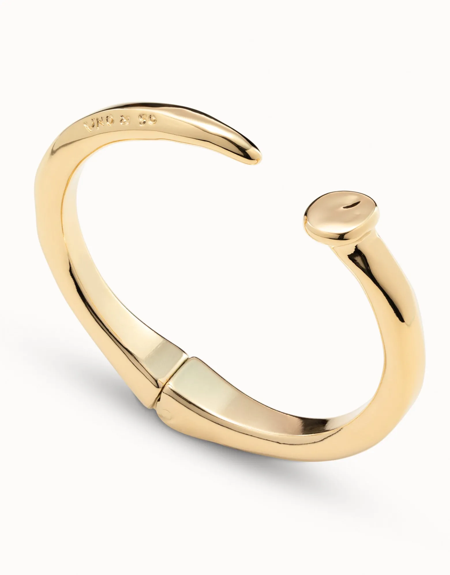 Brazalete con forma de clavo bañado en oro de 18k