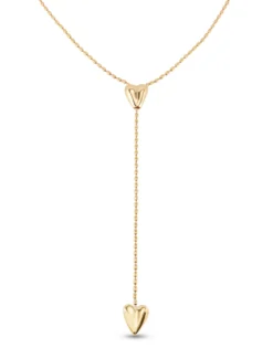 Cadena bañada en oro 18k con dos corazones, uno ajustable en el centro.