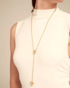 Cadena bañada en oro 18k con dos corazones, uno ajustable en el centro.