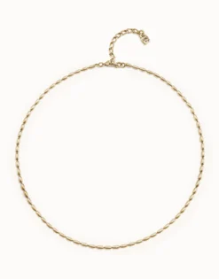 Cadena bañada en oro 18k con eslabones ovalados finos y cierre de mosquetón