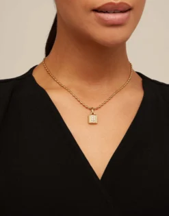 Cadena bañada en oro 18k con eslabones ovalados finos y cierre de mosquetón