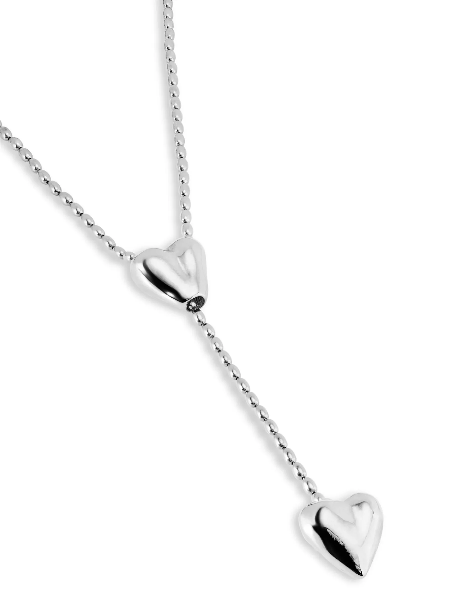 Cadena bañada en plata de ley con dos corazones, uno ajustable en el centro.