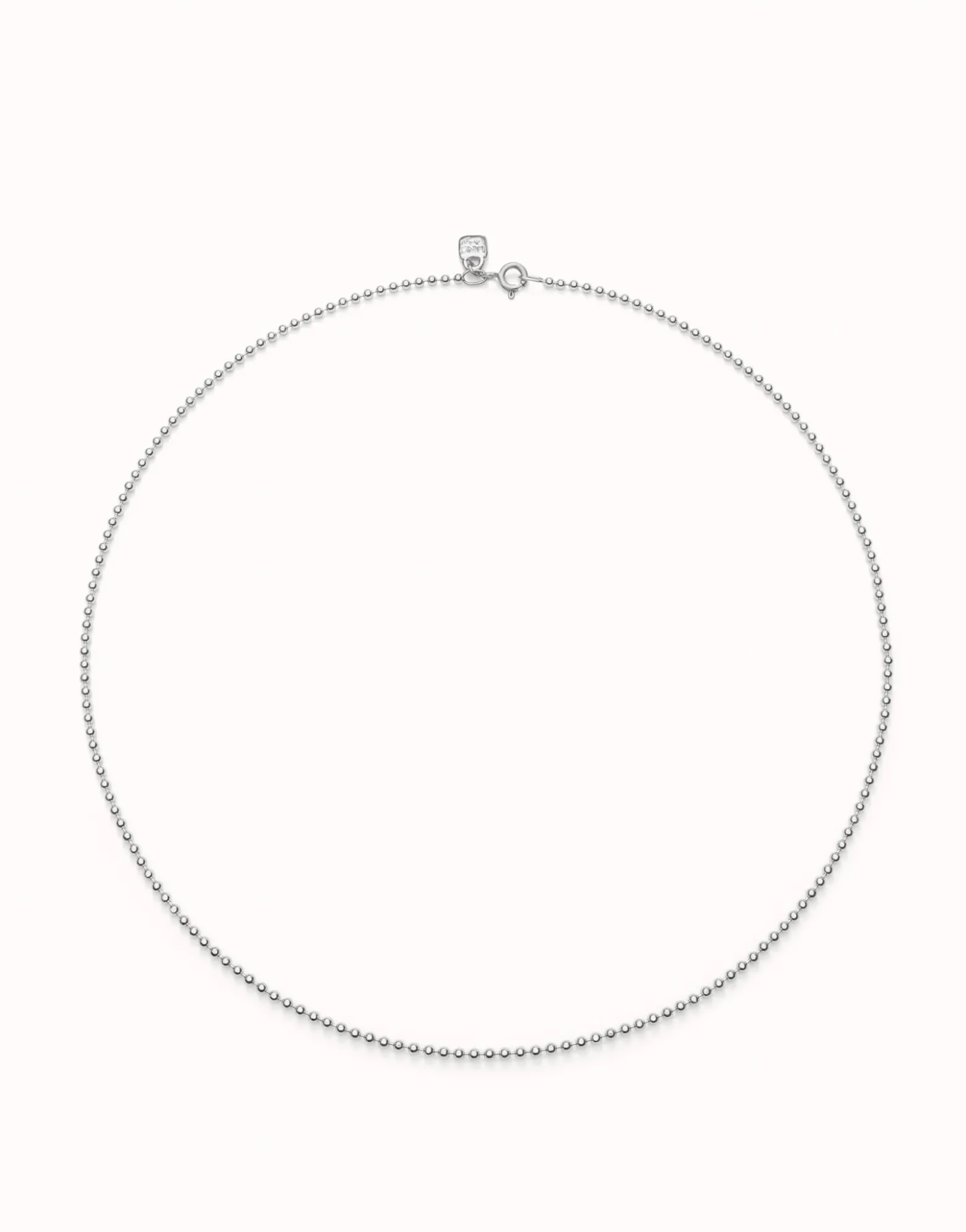 Cadena corta con bolas bañada en plata de ley.