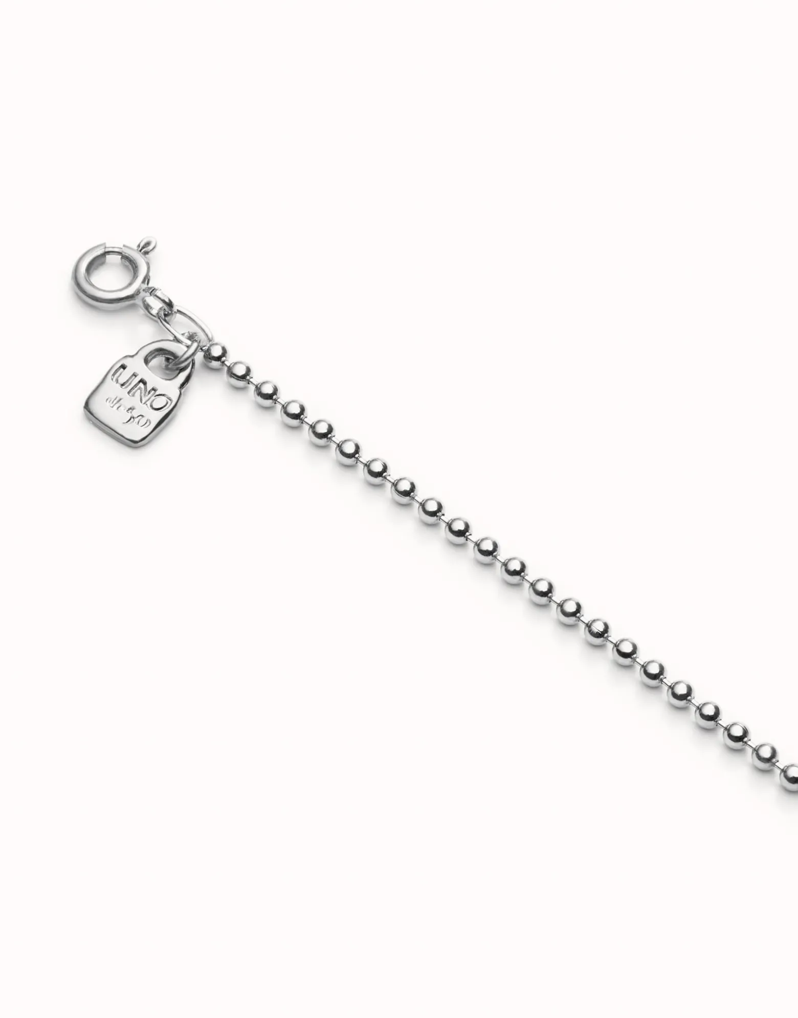 Cadena corta con bolas bañada en plata de ley.