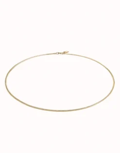 Cadena corta con forma plana bañada en oro 18k