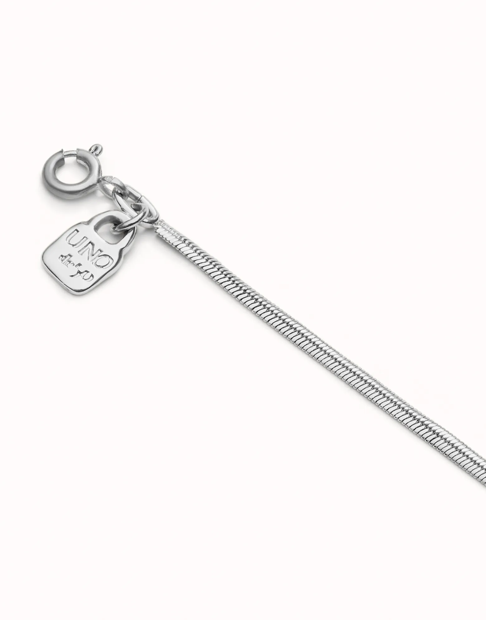 Cadena larga con forma plana bañada en plata de ley.