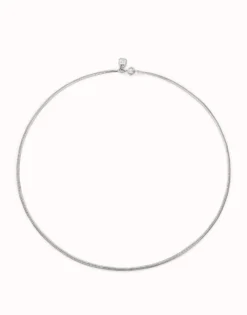 Cadena larga con forma plana bañada en plata de ley.