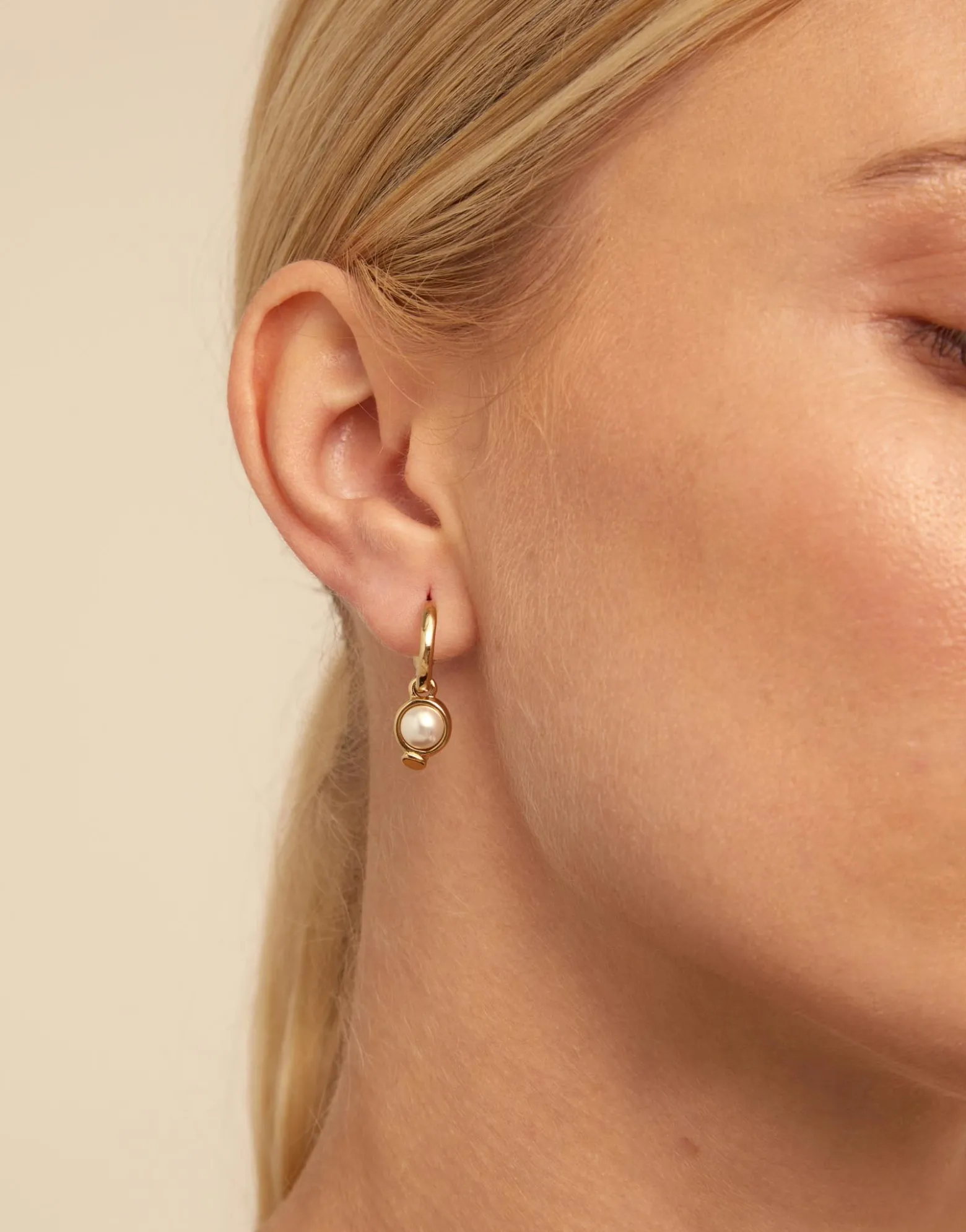 Charm de piercing bañado en oro de 18k de círculo y perla