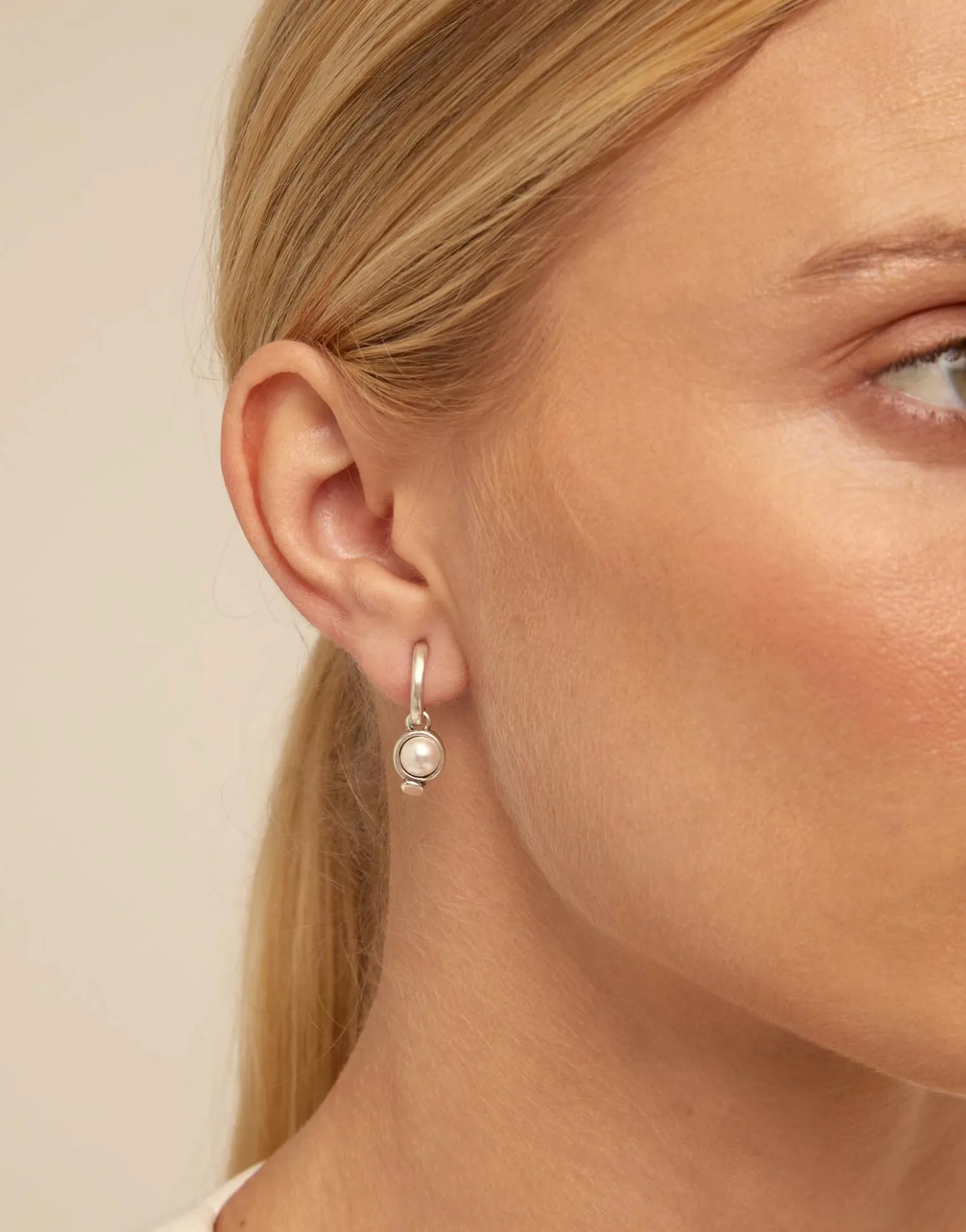 Charm de piercing bañado en plata de ley de círculo y perla