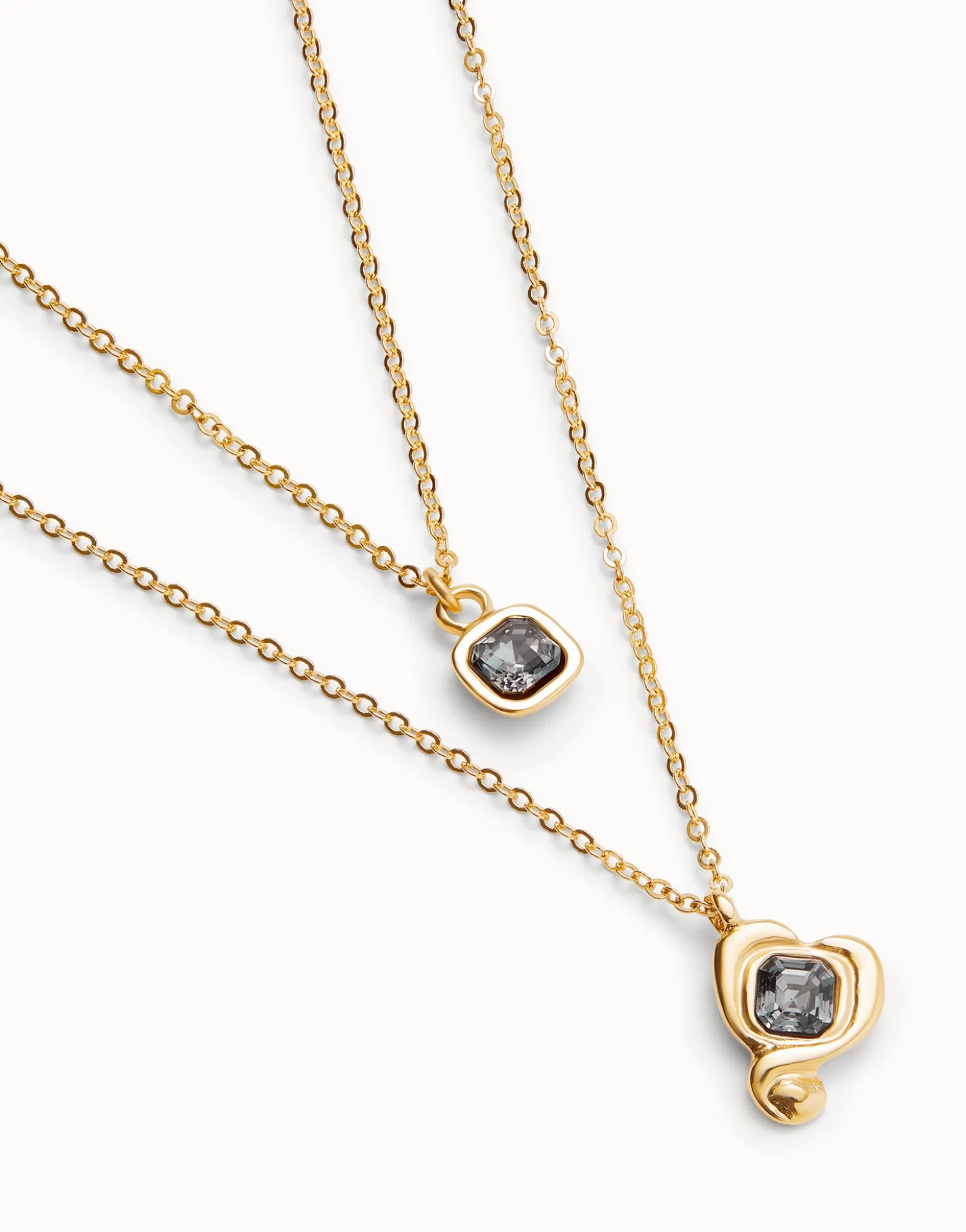 Colgante bañado en oro 18k con doble cadena y corazones con cristal negro