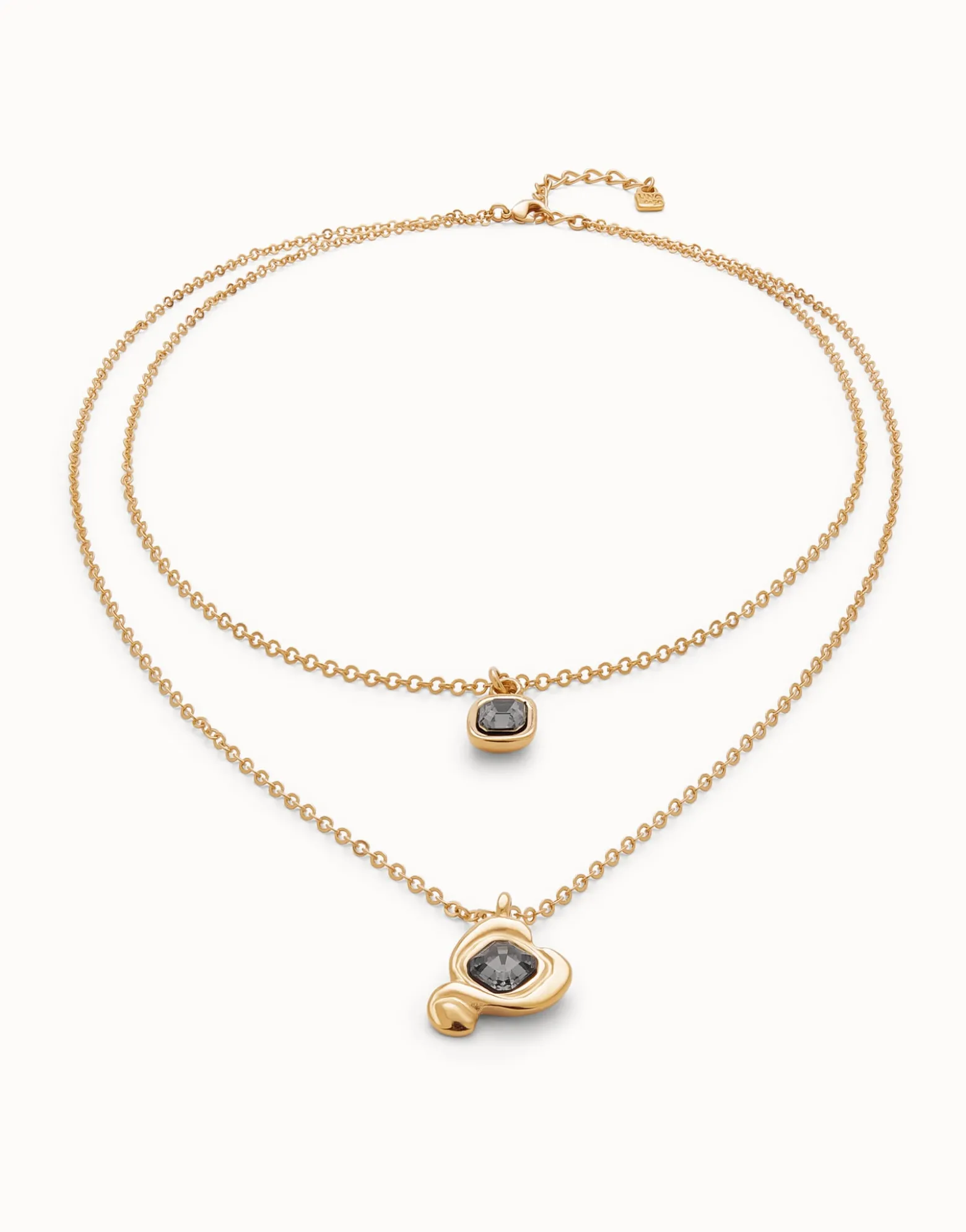 Colgante bañado en oro 18k con doble cadena y corazones con cristal negro