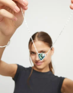 Colgante bañado en plata de ley de eslabones con triangulo y cristal verde