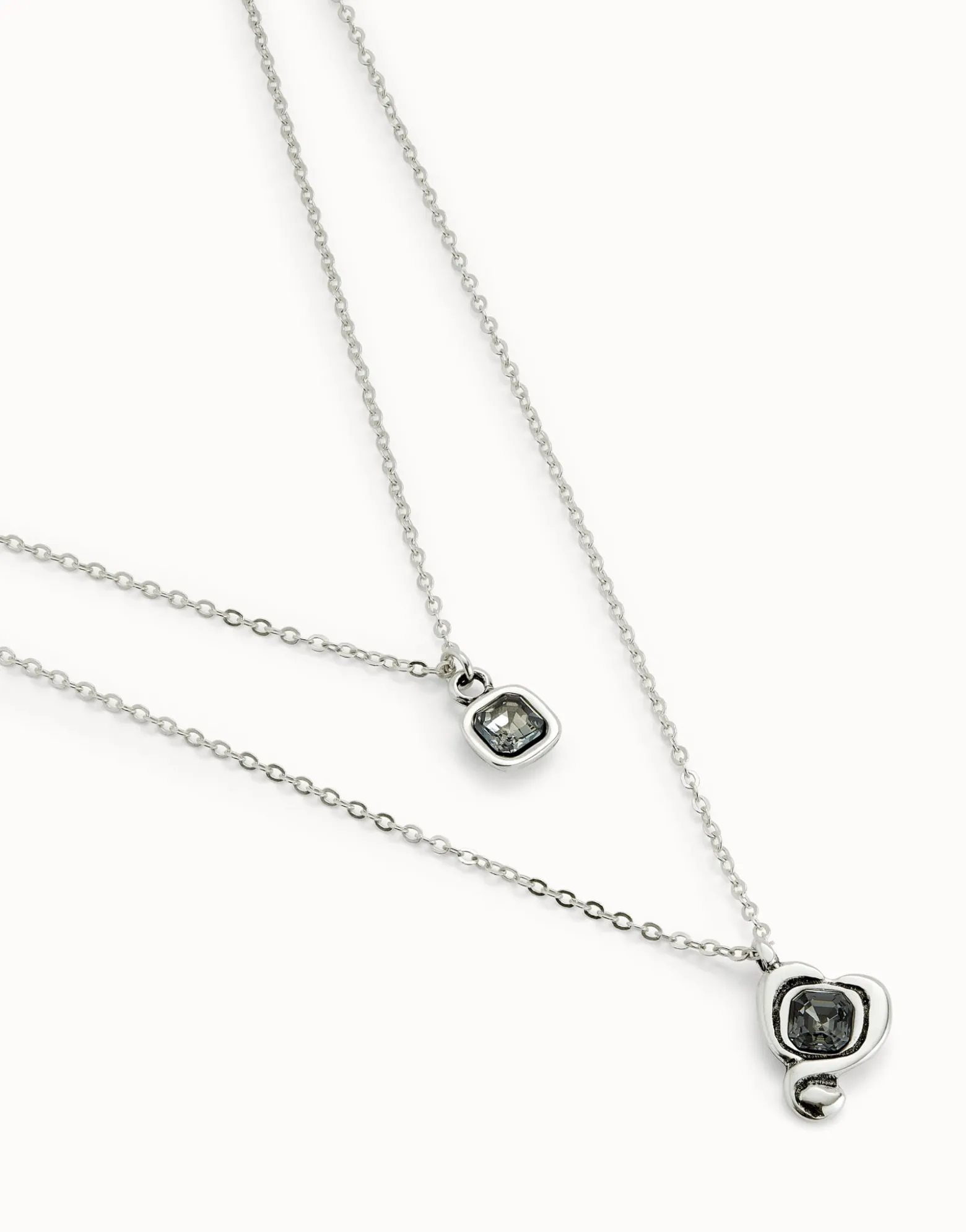 Colgante bañado en plata de ley con doble cadena y corazones con cristal negro