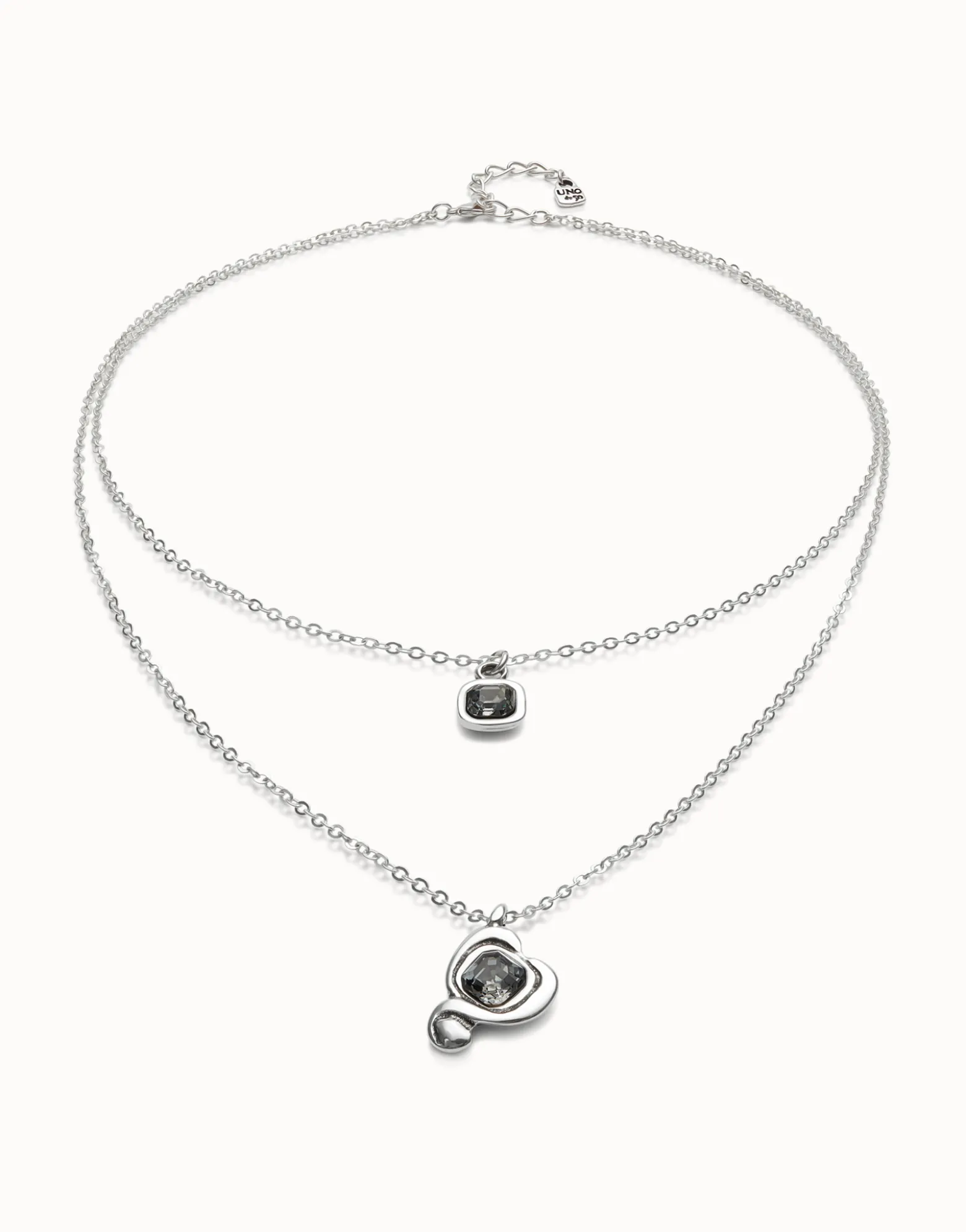Colgante bañado en plata de ley con doble cadena y corazones con cristal negro