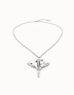 Colgante con cadena larga bañado en plata de ley y mantarraya