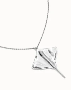 Colgante con cadena larga bañado en plata de ley y mantarraya