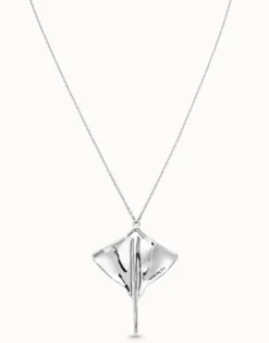 Colgante con cadena larga bañado en plata de ley y mantarraya