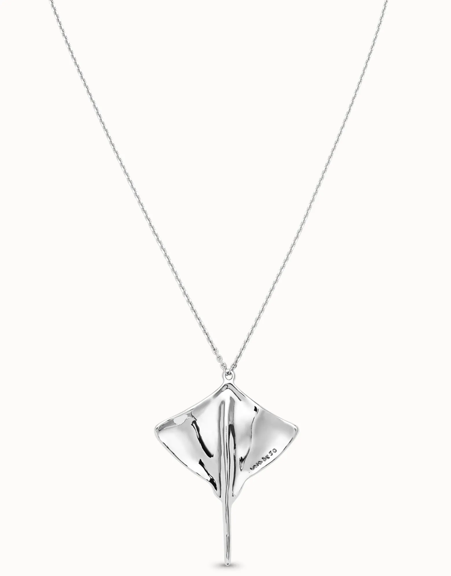 Colgante con cadena larga bañado en plata de ley y mantarraya
