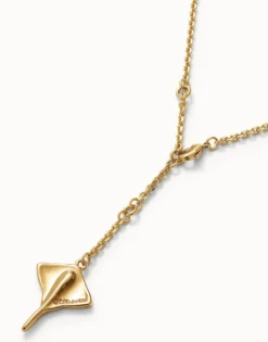 Colgante con cadena larga bañado en oro de 18K con mantarraya