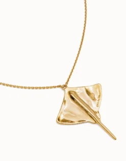 Colgante con cadena larga bañado en oro de 18K con mantarraya