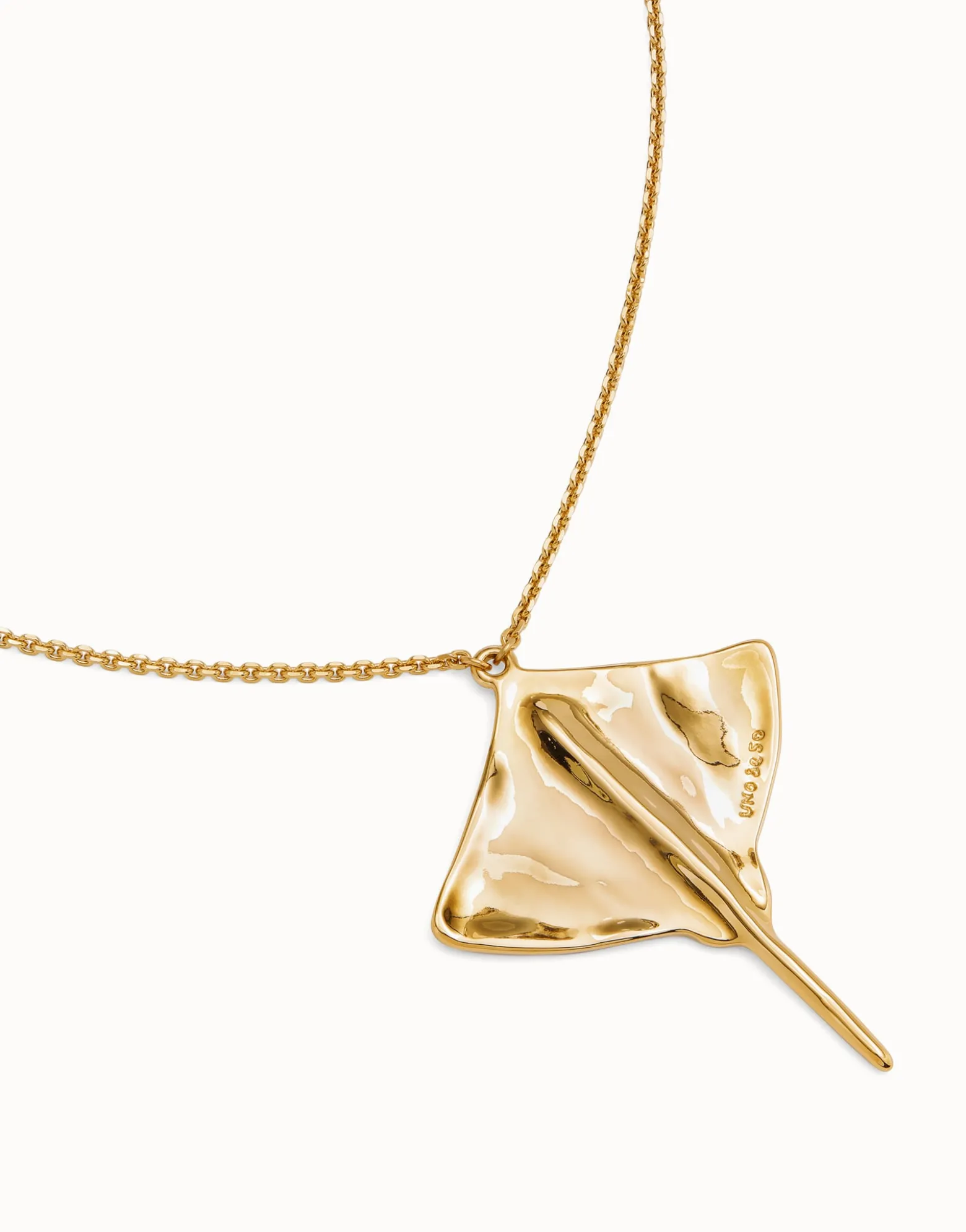 Colgante con cadena larga bañado en oro de 18K con mantarraya