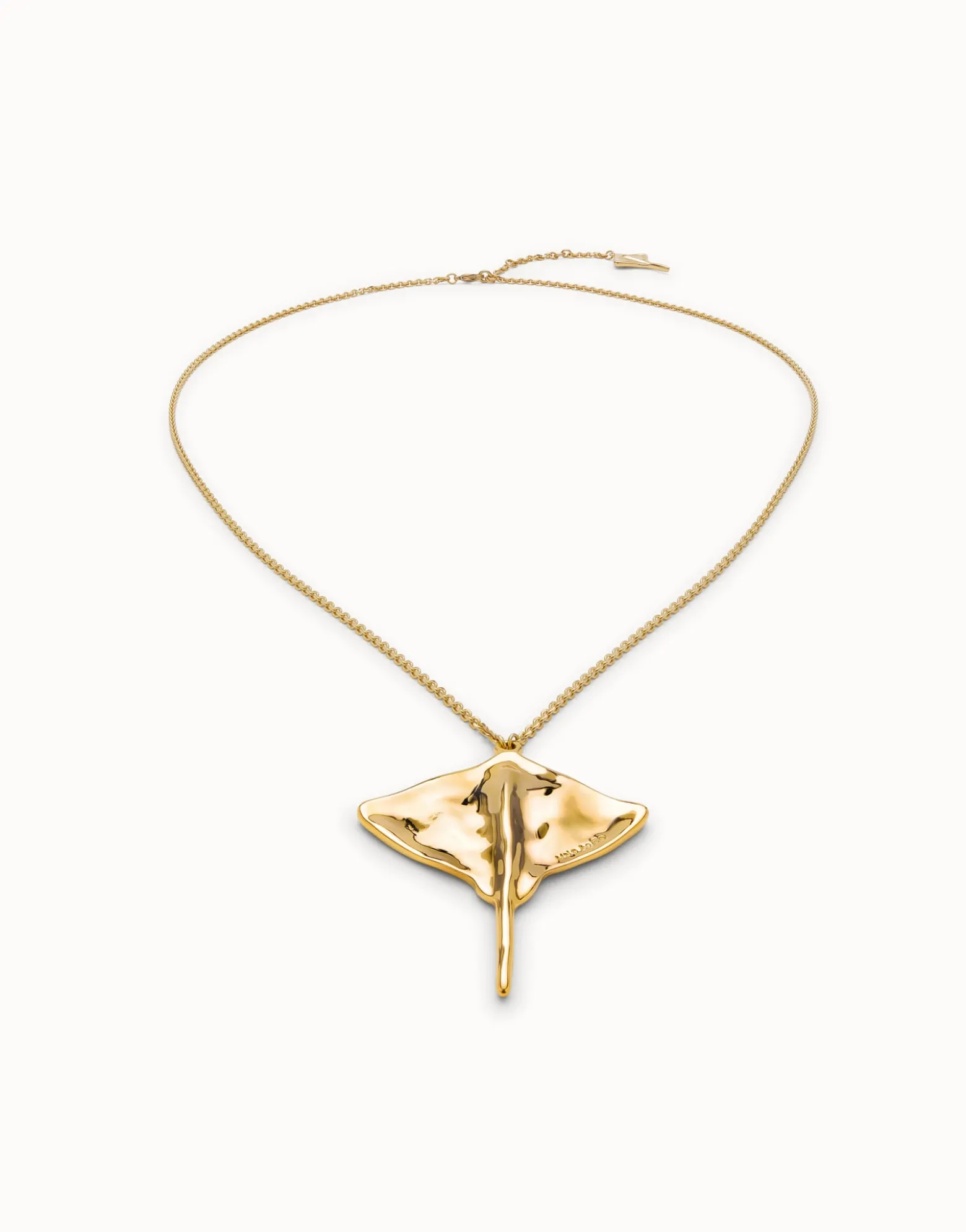 Colgante con cadena larga bañado en oro de 18K con mantarraya