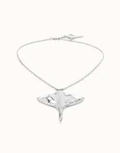 Colgante de cadena corta bañado en plata y figura mantarraya