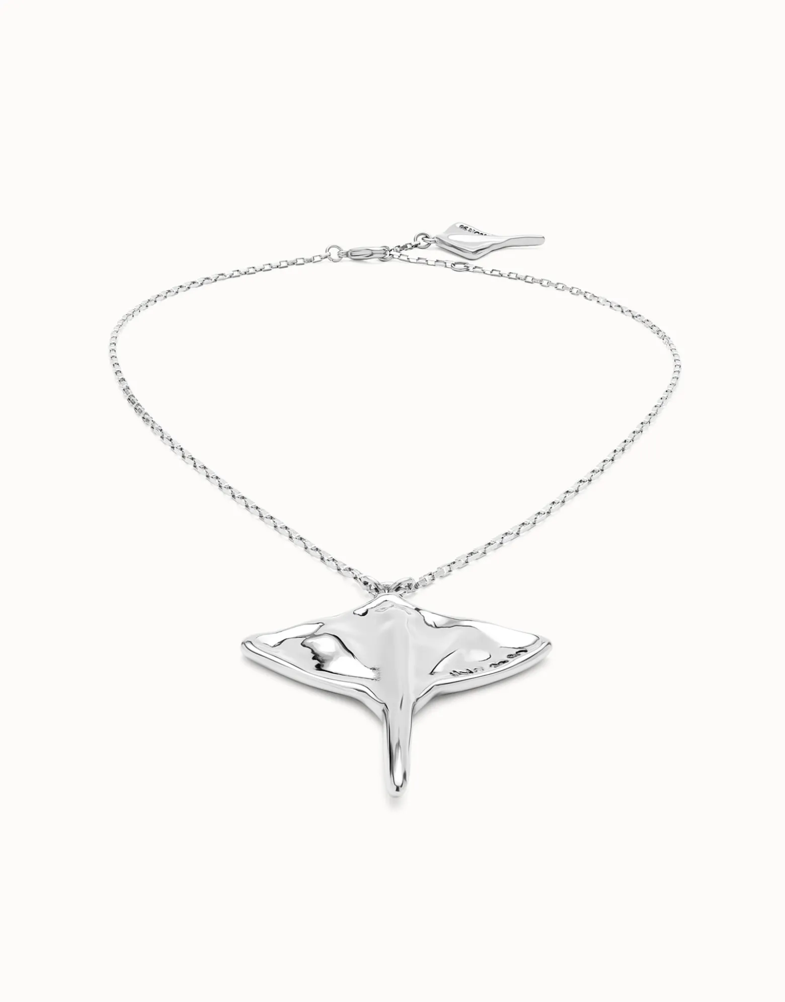 Colgante de cadena corta bañado en plata y figura mantarraya