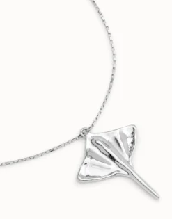 Colgante de cadena corta bañado en plata y figura mantarraya