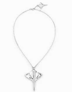 Colgante de cadena corta bañado en plata y figura mantarraya