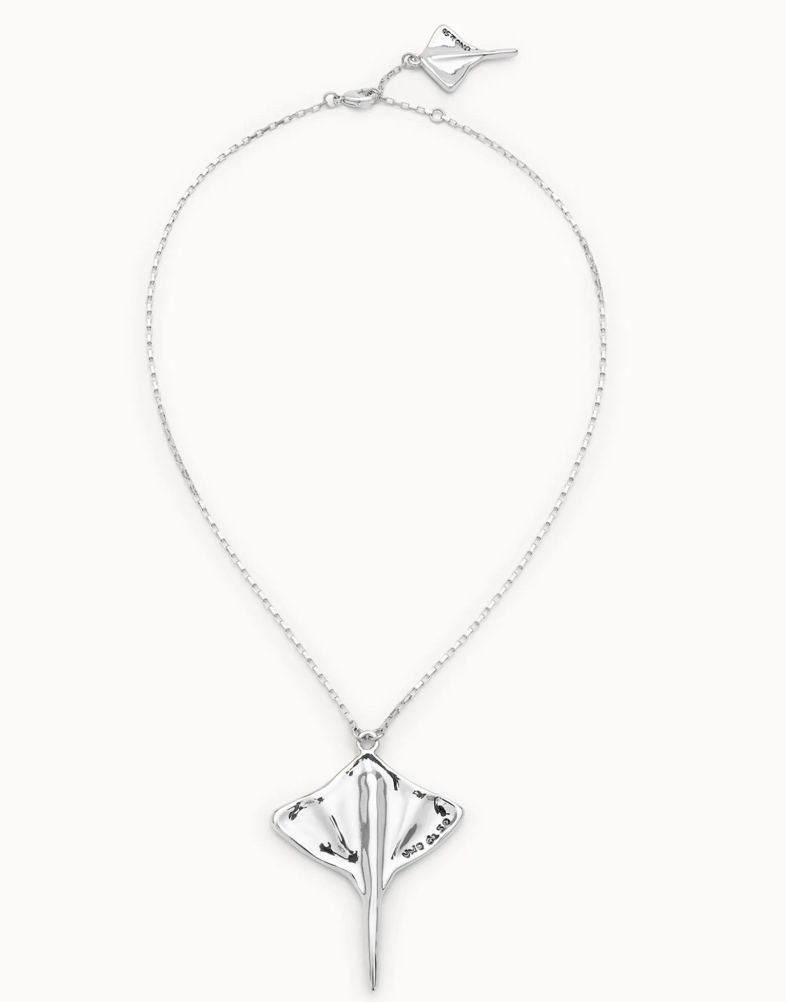 Colgante de cadena corta bañado en plata y figura mantarraya