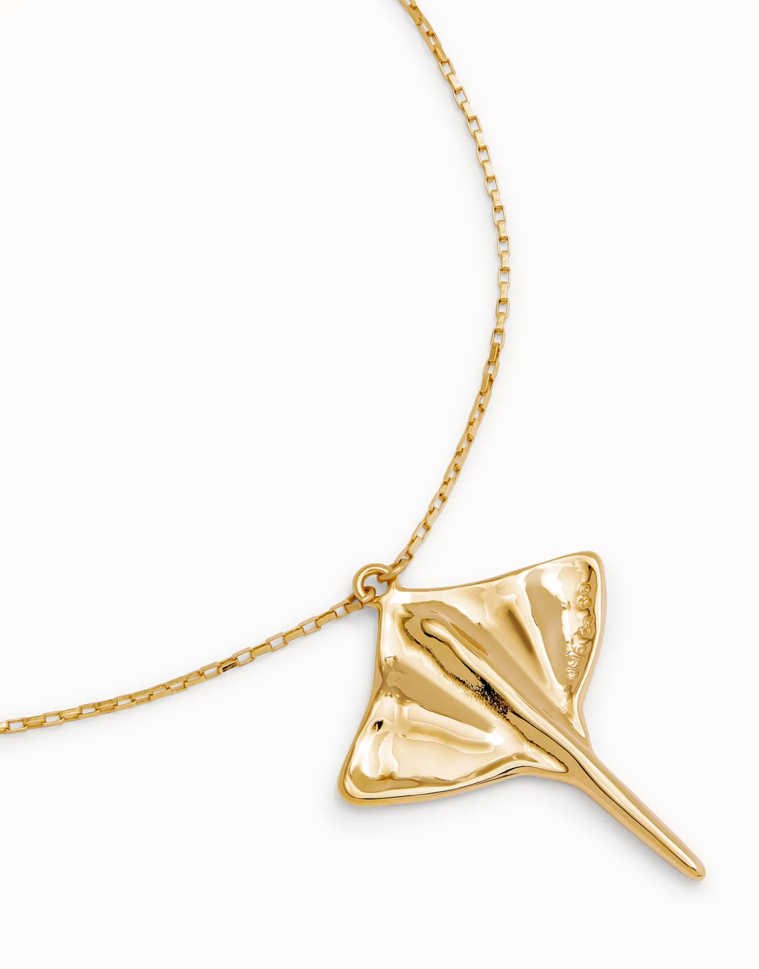 Colgante de cadena corta bañada en oro 18K con figura mantarraya