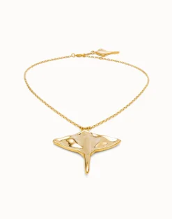 Colgante de cadena corta bañada en oro 18K con figura mantarraya