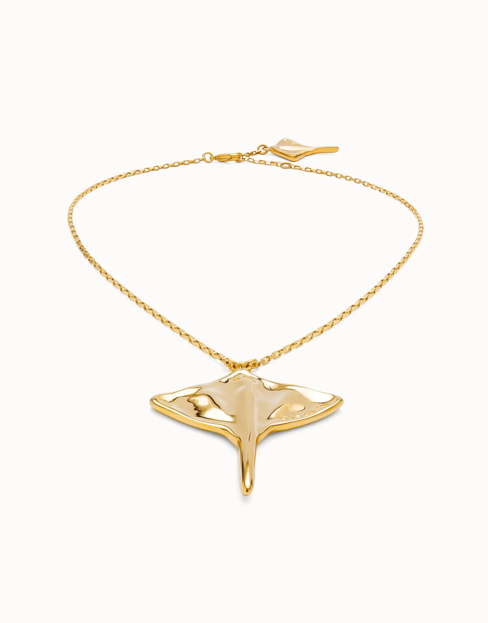 Colgante de cadena corta bañada en oro 18K con figura mantarraya