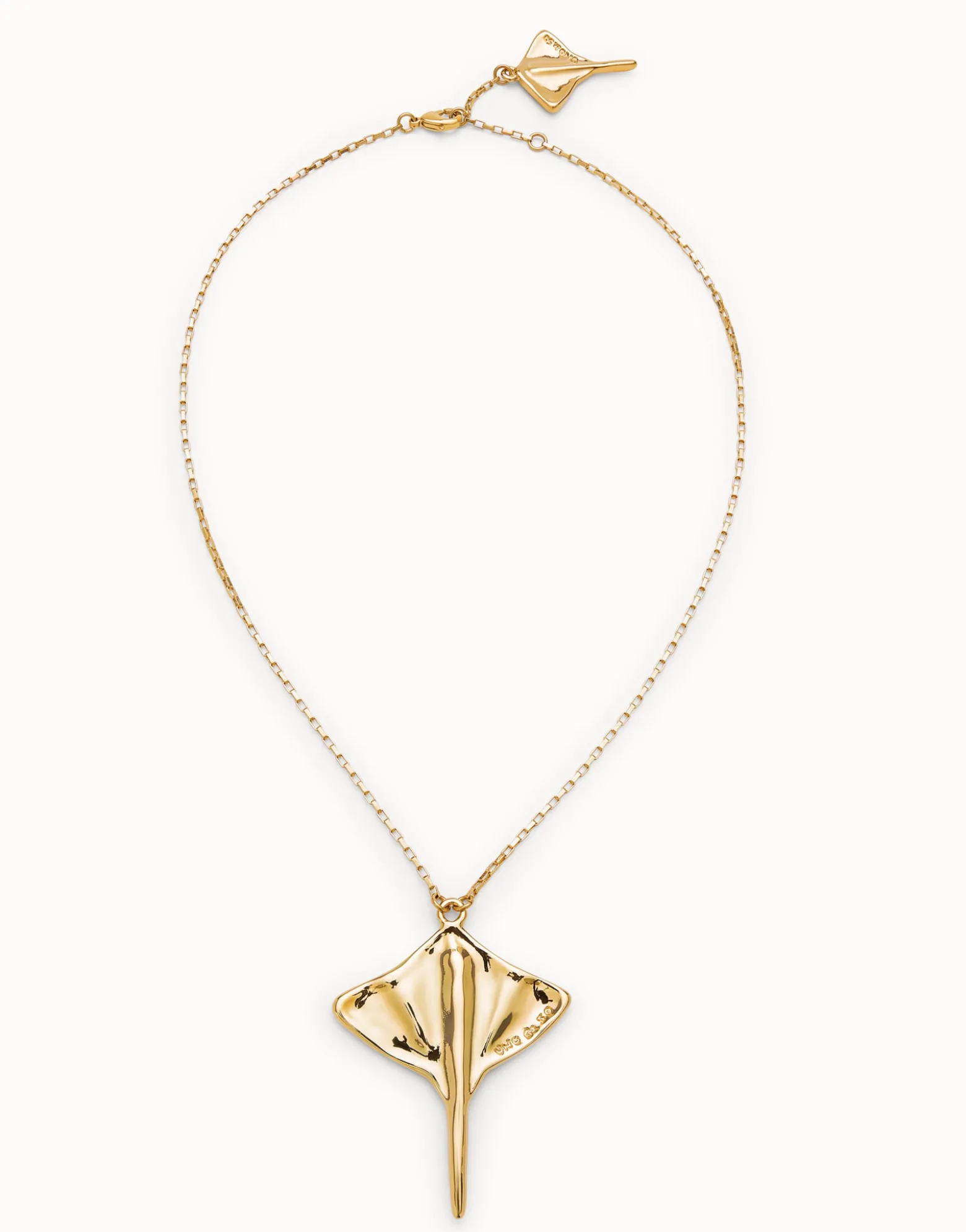 Colgante de cadena corta bañada en oro 18K con figura mantarraya