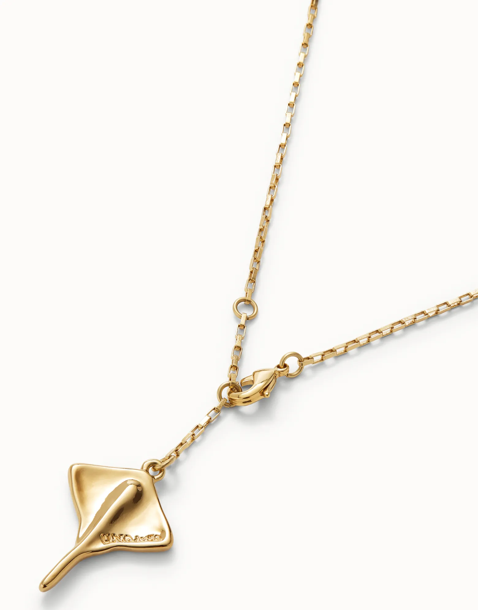 Colgante de cadena corta bañada en oro 18K con figura mantarraya