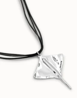 Colgante de cuero y baño en plata de ley con detalle de pez mantarraya
