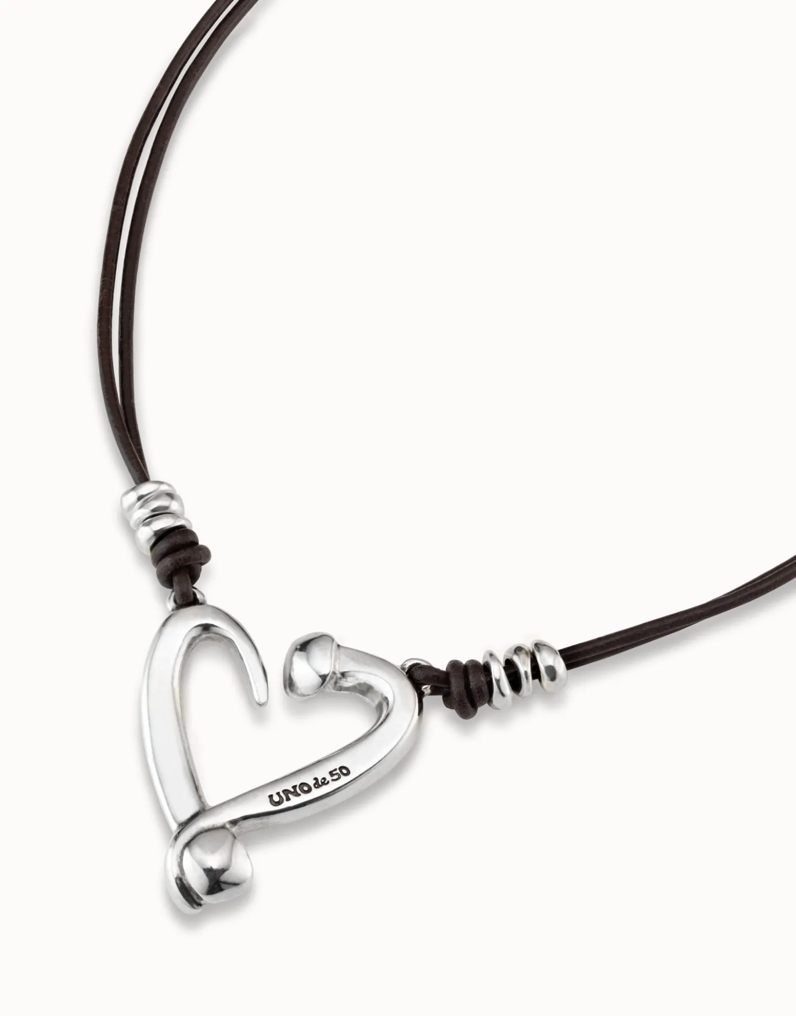 Colgante de plata con 2 tiras de cuero y corazón
