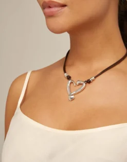 Colgante de plata con 2 tiras de cuero y corazón