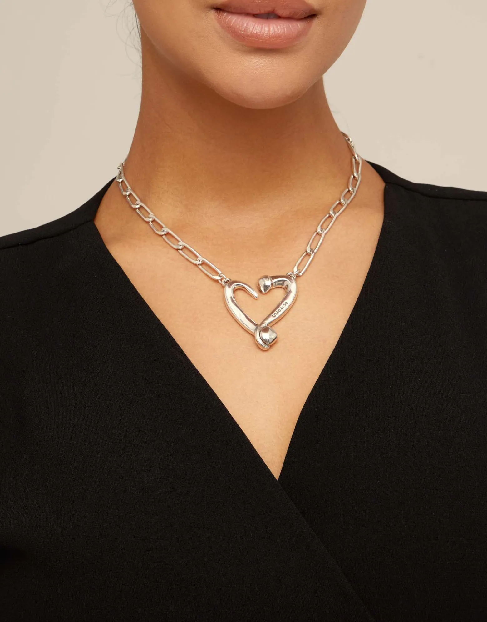 Colgante de plata de ley de eslabones y corazón