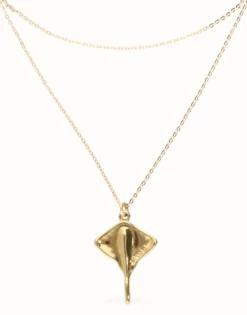 Colgante doble bañado en oro 18k con mantarraya