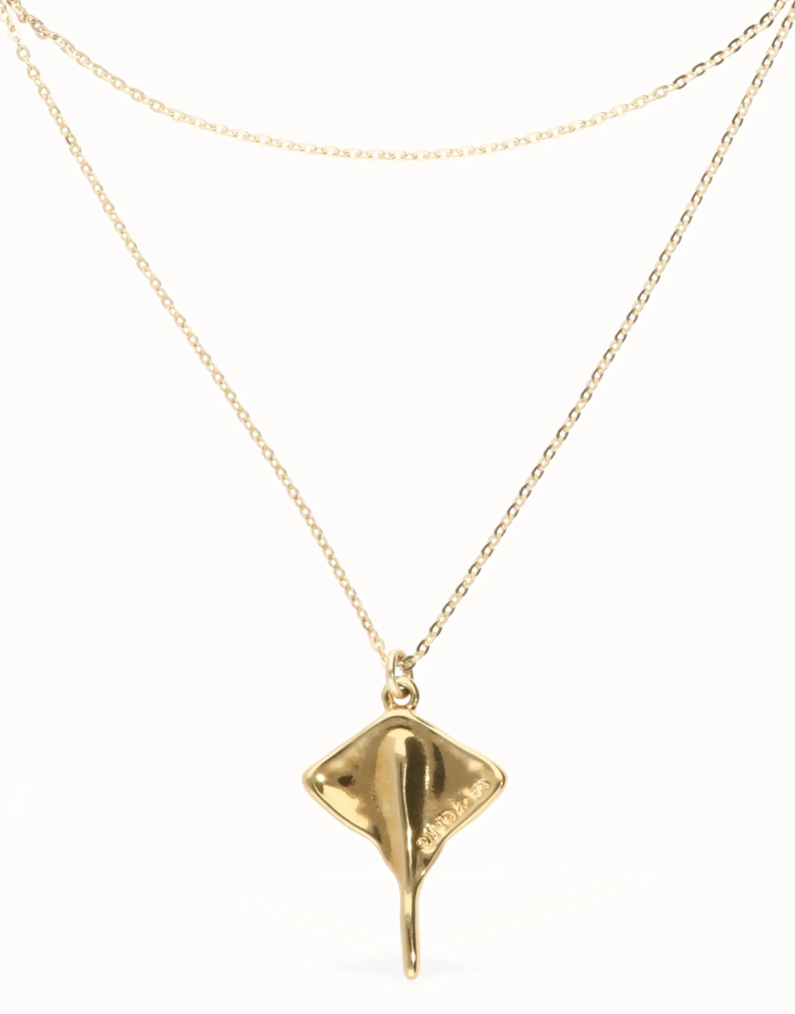 Colgante doble bañado en oro 18k con mantarraya